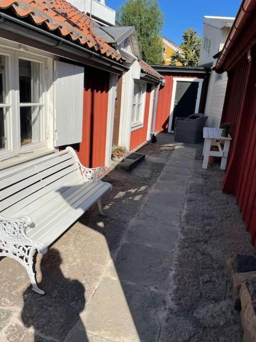 Historisk Charm I Hjaertat Av Gamla Stan Kalmar Villa Bagian luar foto